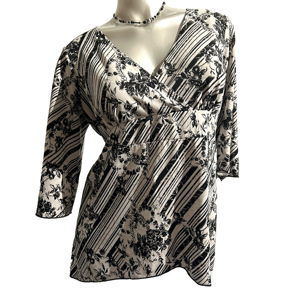 Women’s Vintage La Khaki Black And White Cross Stretch Top in Size Medium 8 10 - Picture 1 of 10